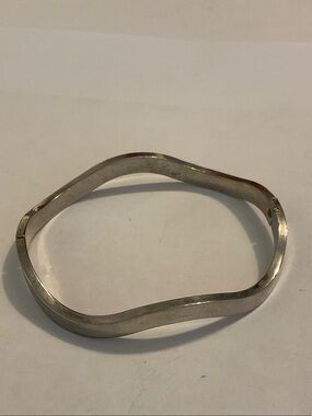 Sterling silver hinged bracelet